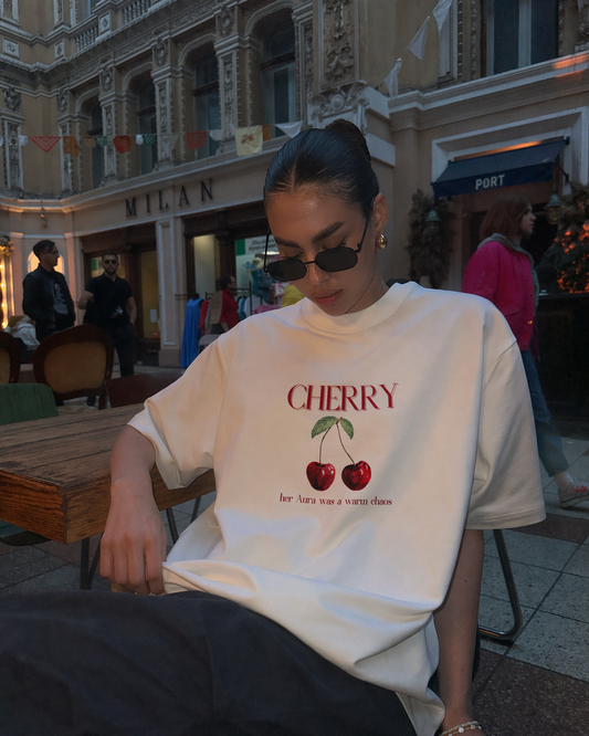 Frau trägt oversized T-Shirt mit Kirschen drauf, Cherry Aura, Hadix Originals 
