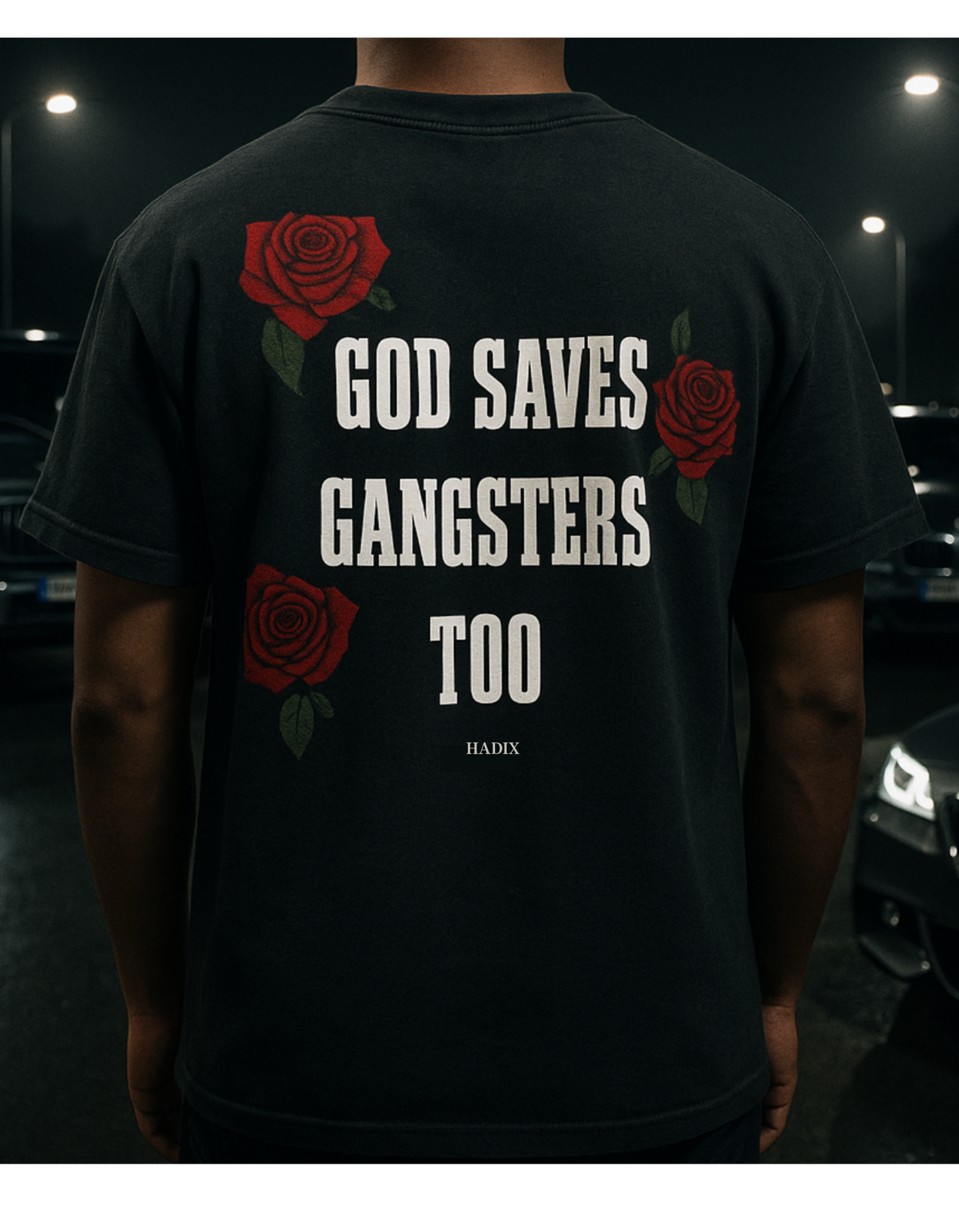 Mann trägt oversized T-Shirt God saves Gangsters top auf einem Parkplatz Hadix Company